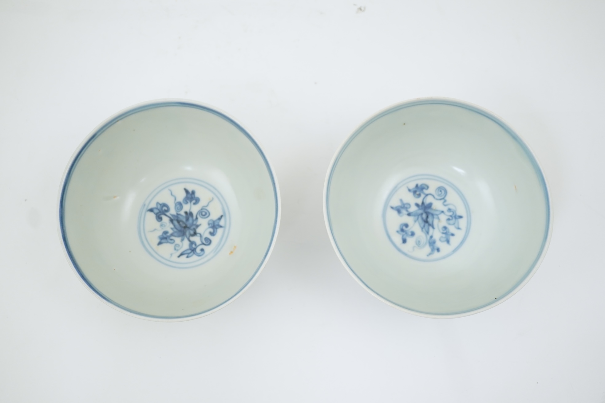 A pair of Chinese blue and white bowls, Ming Dynasty